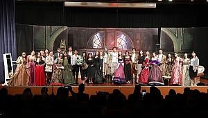 “MÜFETTİŞ” ADLI OYUNU SAHNELEDİ 