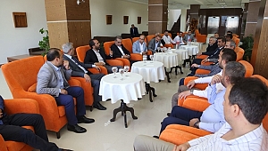 ÖZDEMİR, KAPI KAPI DOLAŞARAK VATANDAŞLA GÖNÜL BAĞI KURMAYA DEVAM EDİYOR 