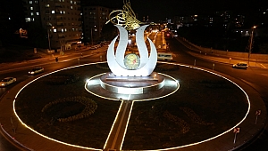 ABDÜLHAMİDHAN KAVŞAĞI’NA DEV LALE FİGÜRÜ 