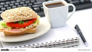 OFİS ÇALIŞANLARINA 7 SAĞLIKLI BESLENME ÖNERİSİ 