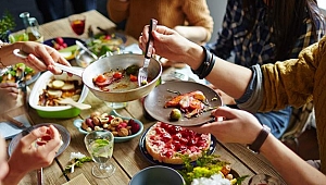 YEMEK YEMEYE GÜNDE ORTALAMA 1 SAAT 58 DAKİKA AYIRIYORUZ 