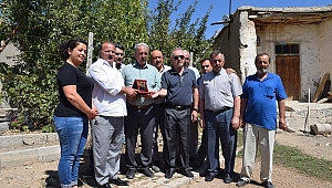 AFRİN MARŞI ŞAİRİNE PLAKET 