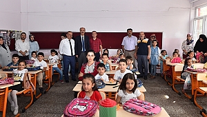 BAŞKAN OKAY, EĞİTİM ÖĞRETİMİN İLK GÜNÜ ÖĞRENCİLERİ YALNIZ BIRAKMADI 