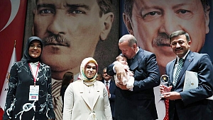 CUMHURBAŞKANI ERDOĞAN’DAN BEBEĞE ALTIN, ANNEYE TEBRİK… 