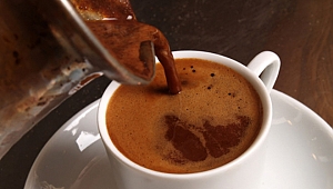 KAHVE DİKKATİ ARTIRIYOR ZİNDELİK VERİYOR 