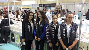 AKMOD GÖNÜLLÜLERİ KİTAP FUARINDA 