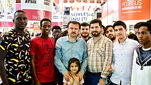 BAŞKAN ERKOÇ KİTAP FUARINDA İLGİ ODAĞI OLDU 