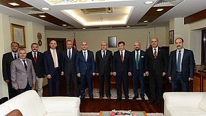 ESKİ BAŞBAKAN DAVUTOĞLU, KSÜ’DE GENÇLERLE BİR ARAYA GELDİ 