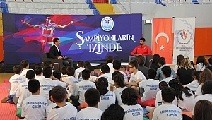 MİLLİ ATLET YASMANİ COPELLO ESCOBAR GENÇLERLE BİR ARAYA GELDİ 