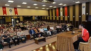 MİLLİ YÜZÜCÜ EROĞLU, KSÜ ÖĞRENCİLERİYLE BİR ARAYA GELDİ 