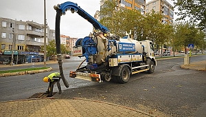 YAĞMUR SUYU IZGARALARI TEMİZLENİYOR