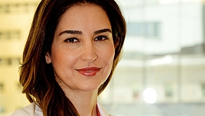 YAZIN YIPRANAN SAÇLARINIZ İÇİN 7 ÖNERİ 