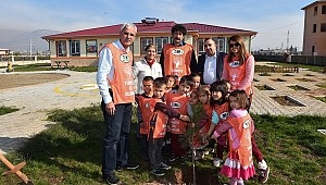 MİNİK ELLER FİDANLARI TOPRAKLA BULUŞTURDU 