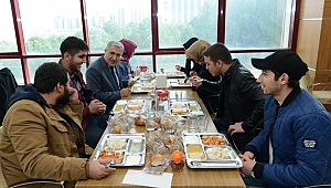 REKTÖR CAN, ÖĞRENCİLERLE YEMEKTE BİR ARAYA GELDİ 