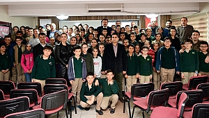 BAŞKAN ERKOÇ’A PORTRE HEDİYE 