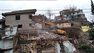 TEKKE’DE YIKIM ÇALIŞMALARI DEVAM EDİYOR 