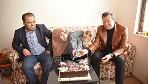 TÜRKOĞLU BELEDİYESİNDEN SİYAM İKİZLERE DOĞUM GÜNÜ SÜRPRİZİ