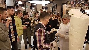 AVRUPALI ÖĞRENCİLERE DONDURMA ŞOV! 