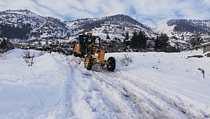DULKADİROĞLU KARLA MÜCADELE ÇALIŞMALARINI ARALIKSIZ SÜRDÜRÜYOR 