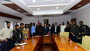 REKTÖR CAN AFRİKALI ÖĞRENCİLERLE BİR ARAYA GELEREK MEMNUNİYET VE BEKLENTİLERİNİ DİNLEDİ 