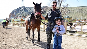 Türkoğlu’nda Down Sendromlu Çocuklara At İle Terapi Eğitimi Veriliyor