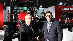 Başak Traktör’e SIMA’dan “En çekici traktör dizaynı” ödülü