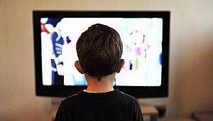 Çocuğunuz Televizyonu Yakından ve Yüksek Sesle İzliyorsa… 
