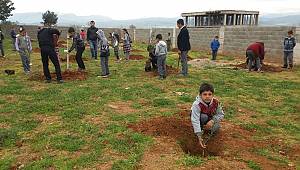  Çocuklar, Fidanları İle Büyüyecek 