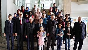 Kitap Okuyanlara Hediyeleri Verildi 