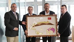 Mehmetçik Vakfı’ndan M. Hanefi Öksüz’e Plaket 