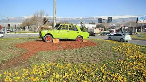 Sanayi Kavşağına Hurda Arabadan Çiçeklik 
