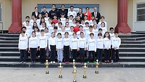 Yüzme Yarışlarında Büyük Başarı 