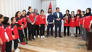 Başarılı Sporculara Başarı Belgesi Verildi 