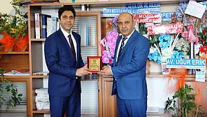 Başkan Bozan’dan Enerji Şefine Plaket 