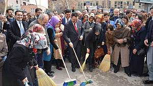 Başkan Koltuk Yaktı, Yolları Süpürdü 