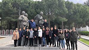 Öğrenciler Destan Yazan Aziz Şehitlerimizin Huzurunda 