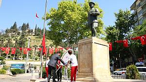 Gençlik Haftası Açılışı Atatürk Anıtına Çelenk Sunma Töreni İle Başladı 