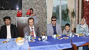 Karanlık Dünyalara Sevgi Işığı 