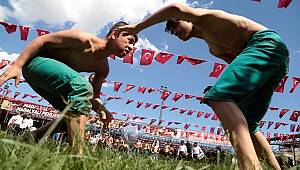 Ülkü Ocakları Güreş Festivali ve Geleneksel Spor Gösterileri Düzenledi 