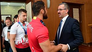 Şampiyon Güreşçilerden Başkan Güngör’e Ziyaret 