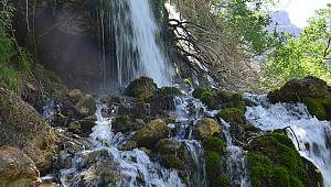 Savruk Şelaleleri Ziyaretçilerini Büyülüyor 