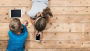 Tatilde İnternet Bağımlılığın Önüne Geçmek İstiyorsanız Çocuğunuzla Birlikte Vakit Geçirin 