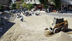 Sarayaltı Caddesi’ne parke döşeniyor 