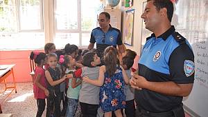 Polisler Okulun İlk Gününde Öğrencileri Yalnız Bırakmadı 
