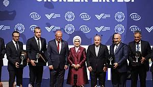 Zirve’de Rüzgarımız Güçlü Esiyor 