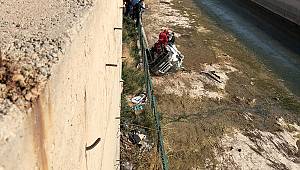 Araç, yoldan çıkarak su kanalına devrildi 