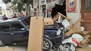 Ehliyetsiz sürücünün kullandığı otomobil iş yerine girdi 