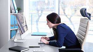 Ofiste omuzlarınızı geri alıp dik oturun 