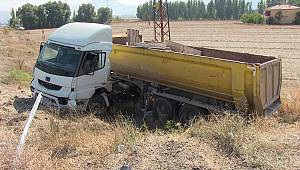 Otomobil ile tır çarpıştı: 2 yaralı 