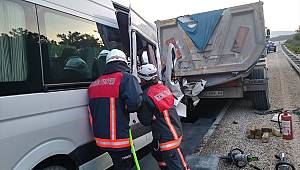 Yabancı işçileri taşıyan servis kamyona çarptı: 2 ölü, 11 yaralı 